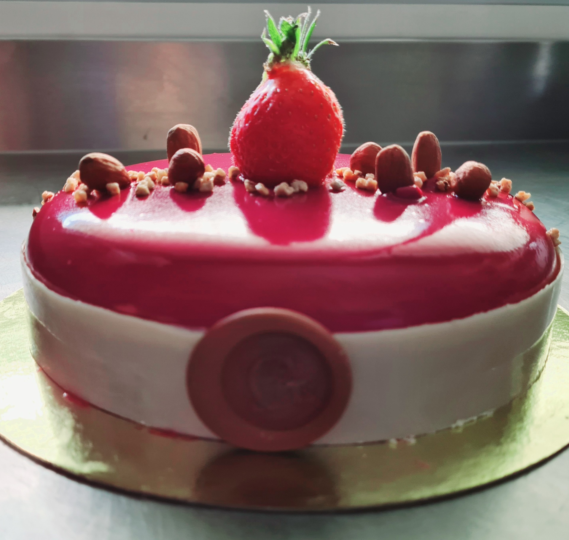 Génoise vanillé insert fruits rouge Mousse fraises glaçage miroir