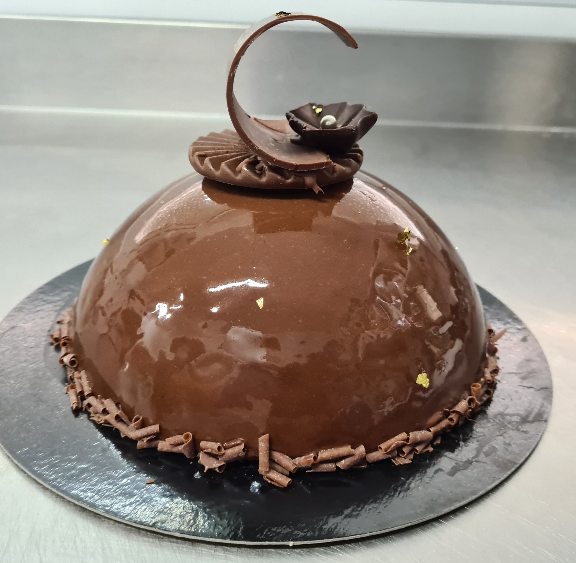 Dôme chocola croquant praliné glaçage miroir